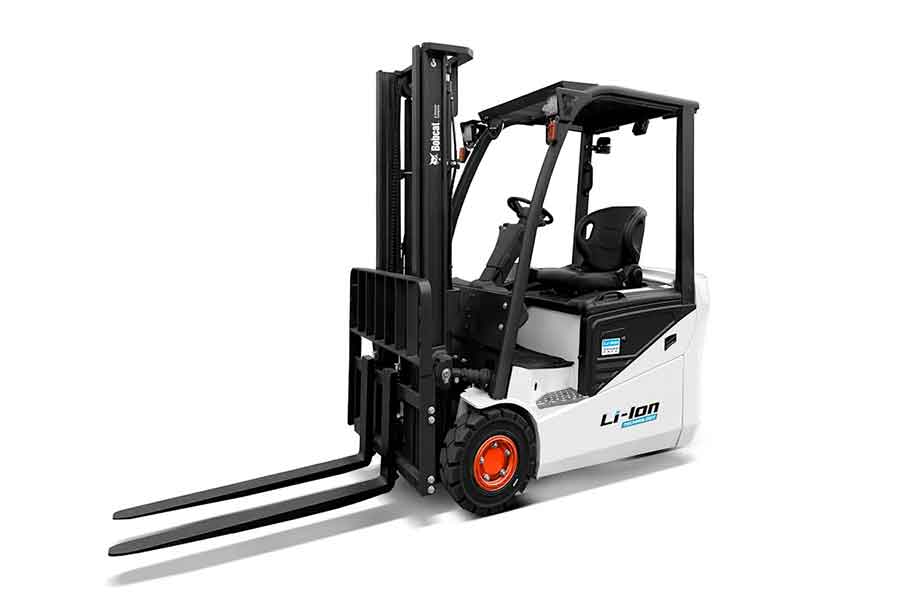 изображение трёхопорного электропогрузчика Bobcat с литий-ионной батареей в современном складе; погрузчик с двумя передними и одним сдвоенным задним колесом размещён между стеллажами с различными грузами.