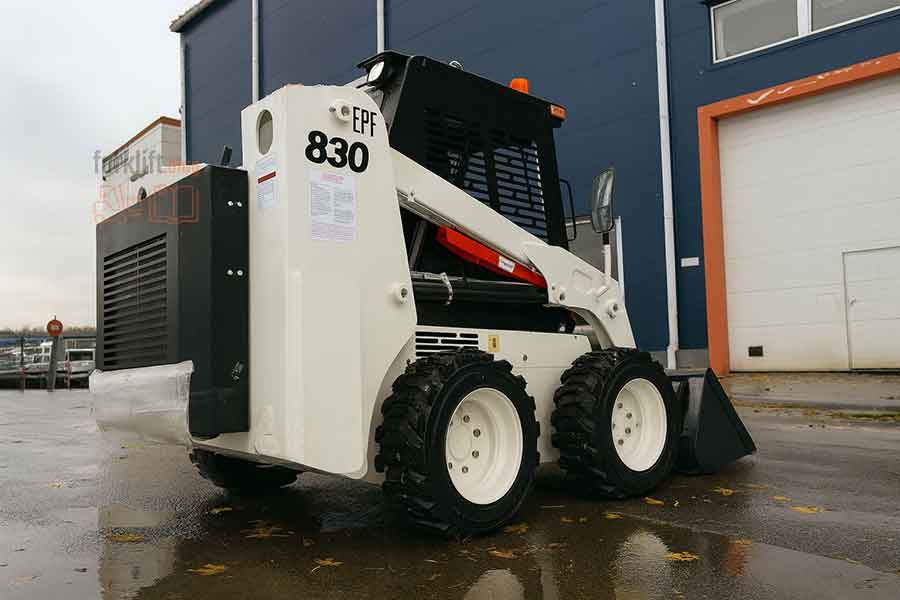 Мини-погрузчик WECAN WT830 — компактная и мощная машина с бортовым поворотом, грузоподъёмностью 830 кг, высокой манёвренностью и готовностью к интенсивной работе на стройплощадке.
