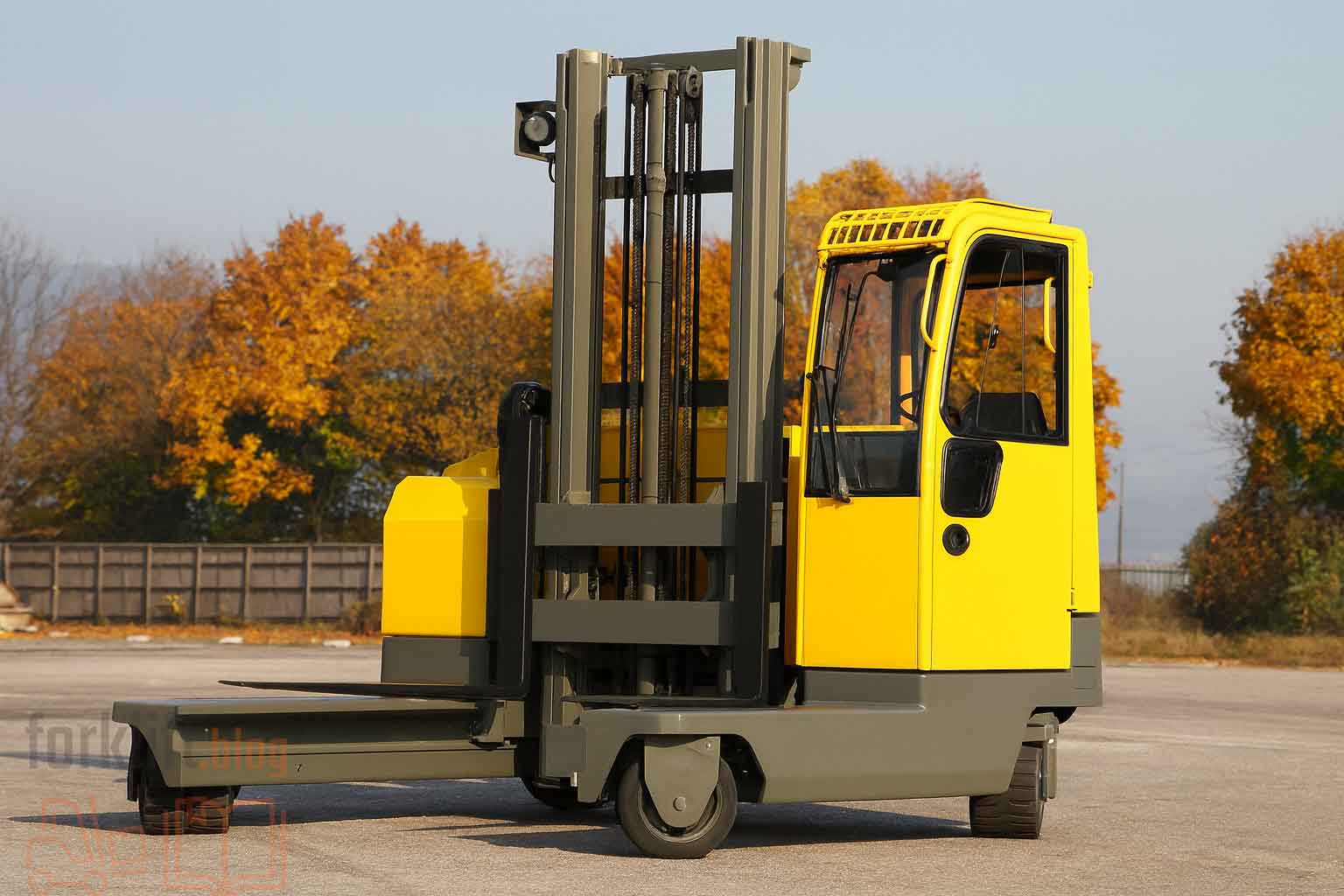 Многоходовой погрузчик или боковой: что выбрать для длинномерных грузов?