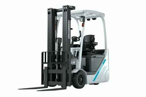 Погрузчик UniCarriers TX3 работает между узкими стеллажами на складе.