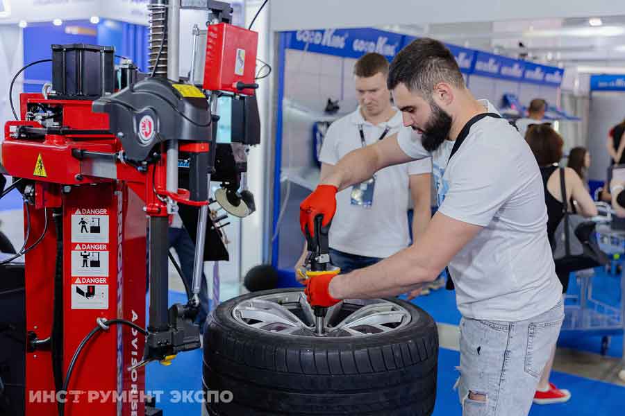 Демонстрация шиномонтажного оборудования на выставке профессионального инструмента