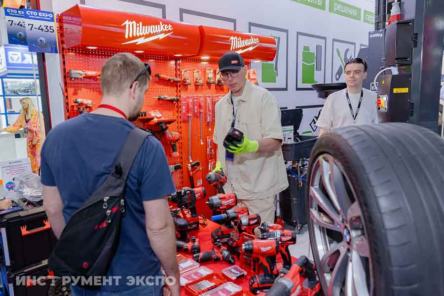 Профессиональный электроинструмент Milwaukee на выставочной экспозиции