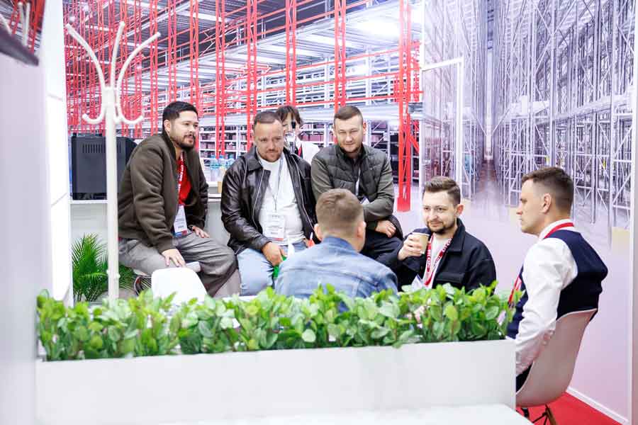 Деловая встреча участников выставки Логистика Экспо на стенде