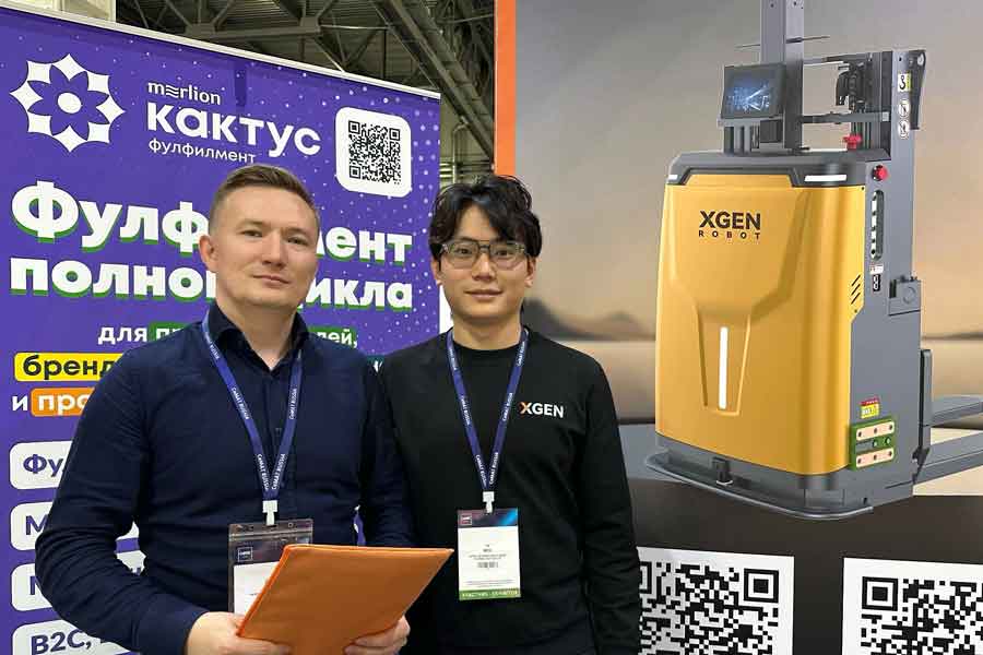 Представители Merlion и XGEN Robot на CeMAT RUSSIA рядом с роботизированной складской техникой XGEN