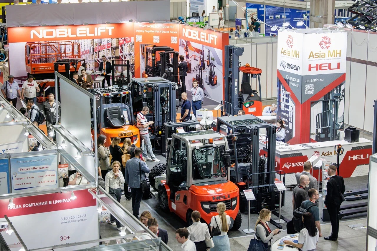 Посетители и участники на стендах Logistika Expo с демонстрацией логистических и складских решений