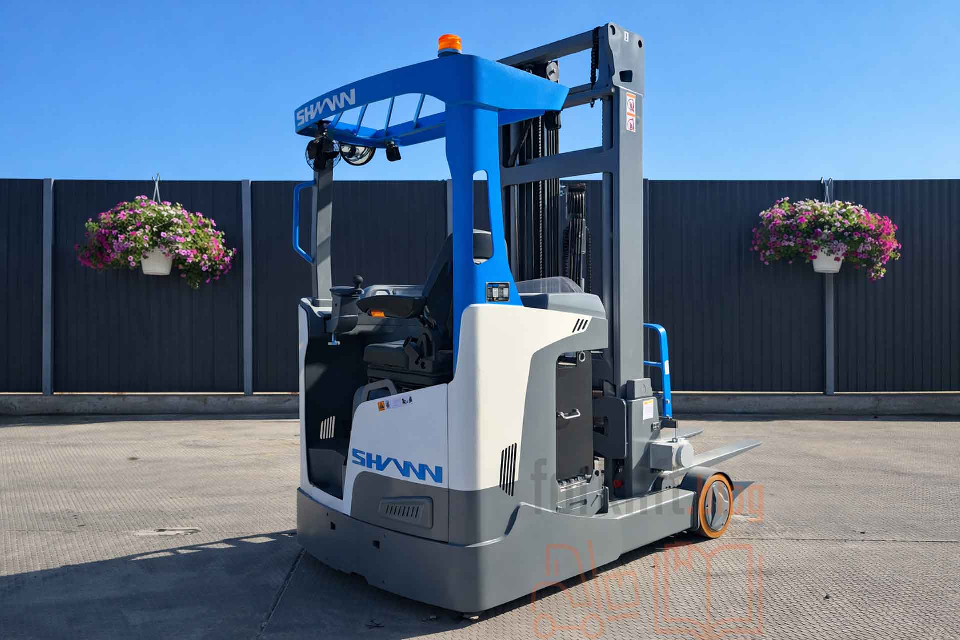 Почему колёса ричтрака гладкие: объясняем конструкцию складской техники