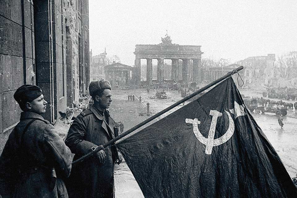 советские солдаты в Берлине
