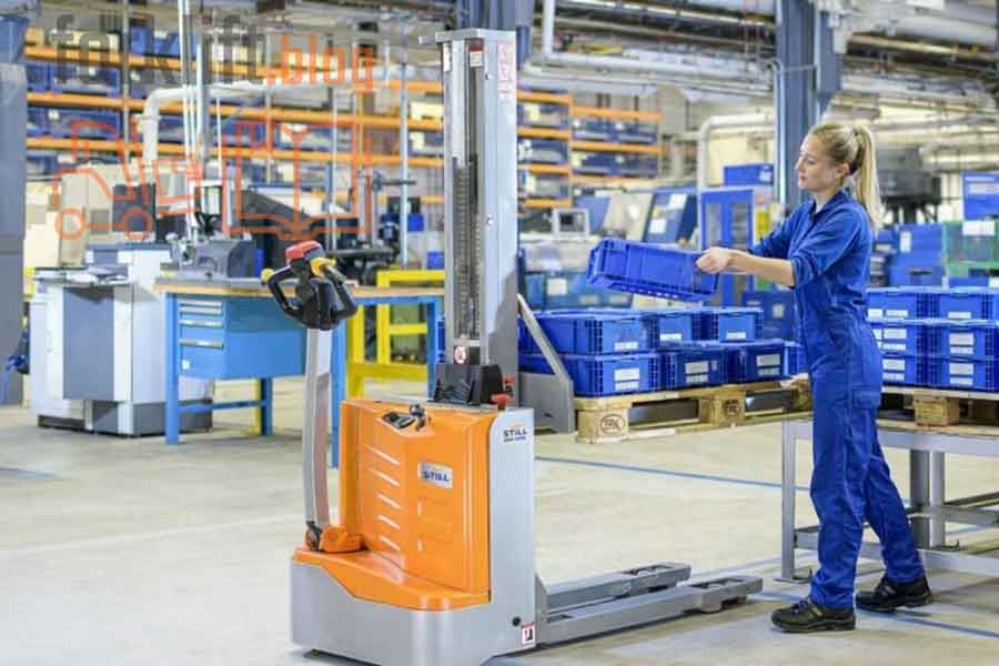 ручной штабелер в производственном помещении при работе с пластиковыми контейнерами