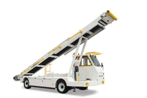 Ленточный транспортер TCF BLB80 на перроне аэропорта рядом с грузовым отсеком авиалайнера