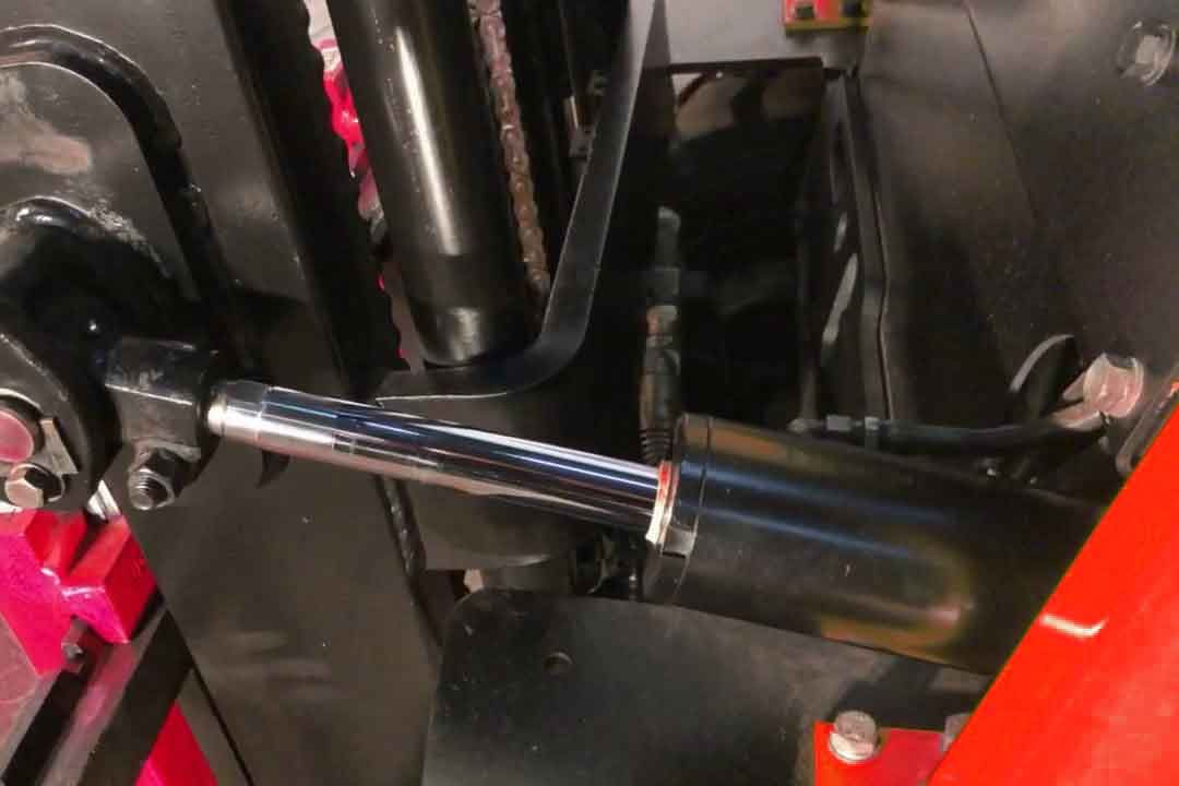 Гидравлический цилиндр вилочного погрузчика в рабочем состоянии, надёжная работа мачты и точное управление подъёмом груза