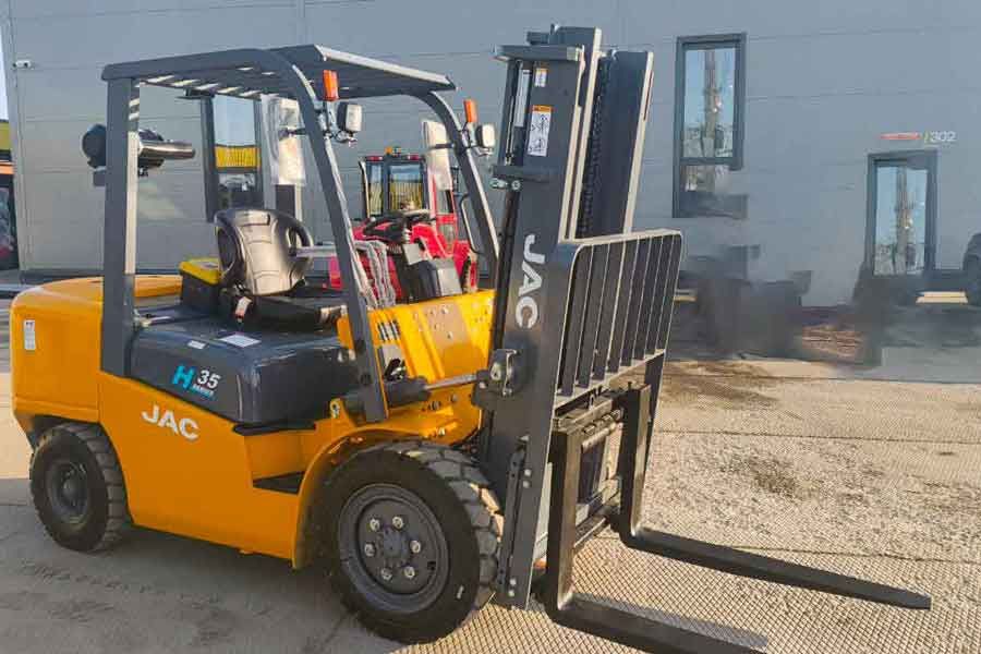Дизельный погрузчик JAC CPCD 35 H в работе на складе и улице
