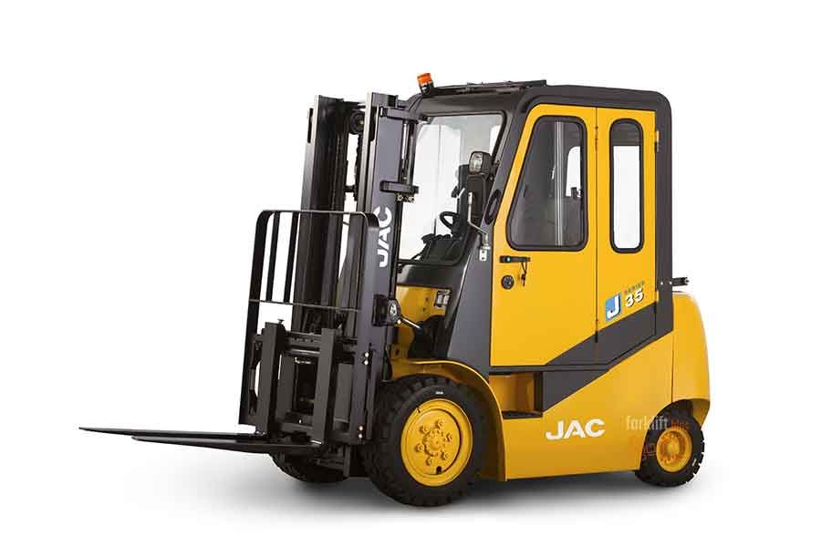 Современный вилочный погрузчик JAC на производственной линии фармацевтики