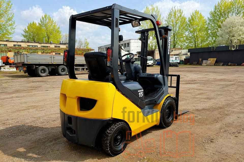 Вилочный погрузчик с АКПП на открытой площадке — техника для диагностики и обслуживания автоматической коробки передач