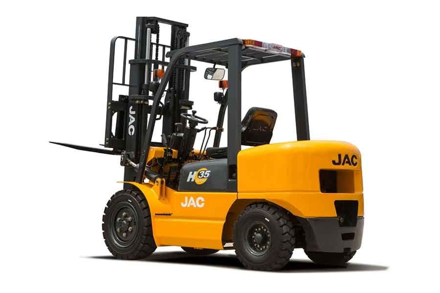 Вилочный погрузчик JAC CPCD 35 H 3.5 т вид сбоку с мачтой и вилами