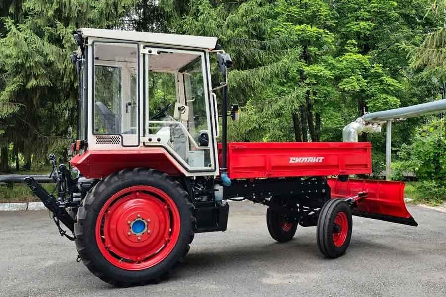Российский трактор «Силант Универсал» с навесным оборудованием для комму-нальных работ