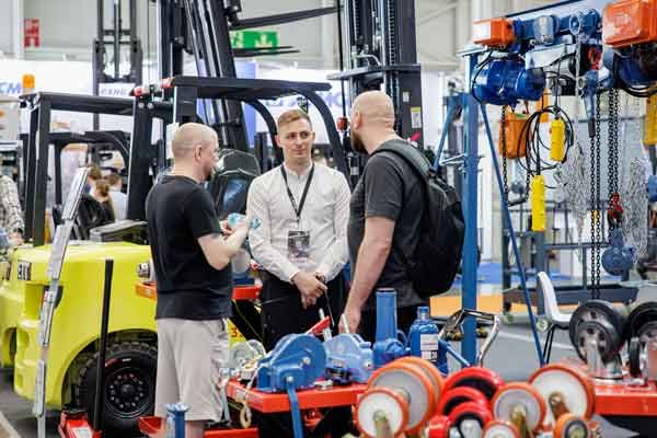 Общий вид выставочного зала Logistika Expo с экспозицией складской и подъёмной техники