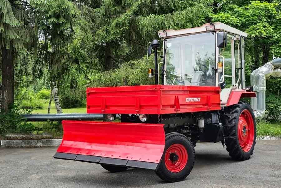 •	Коммунальный трактор «Силант Универсал» с дистанционным управлением и пе-редним отвалом