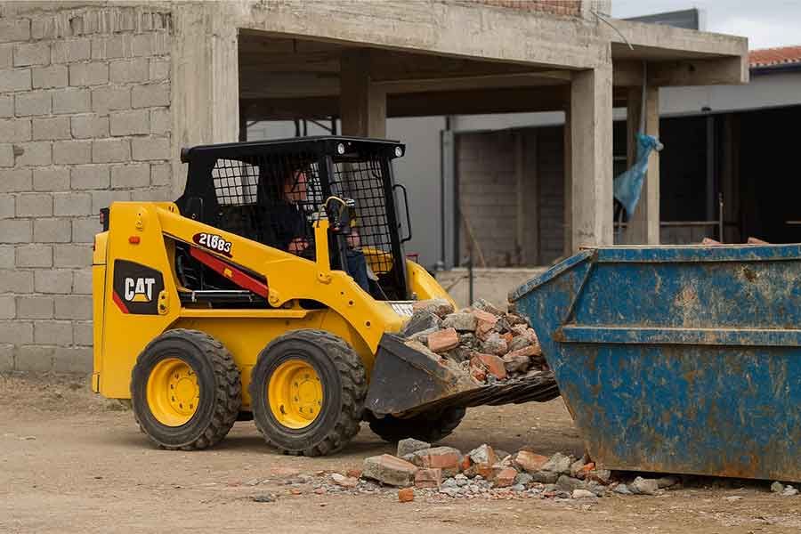 Caterpillar 216B3 — мини-погрузчик с характером бульдозера