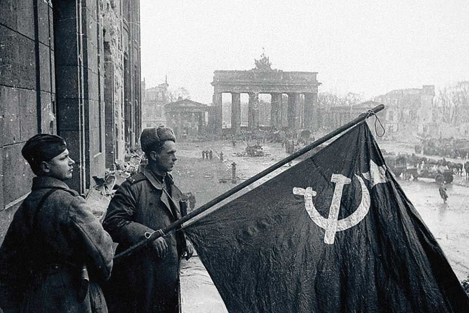 советские солдаты в Берлине