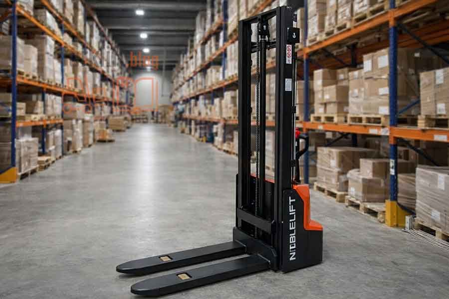 Электрический штабелёр Noblelift PS E12B в производственном помещении — компактное решение для складов, где важны манёвренность и точное позиционирование груза