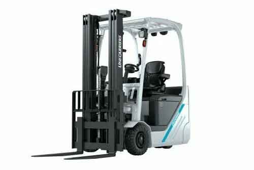 Погрузчик UniCarriers TX3 работает между узкими стеллажами на складе.