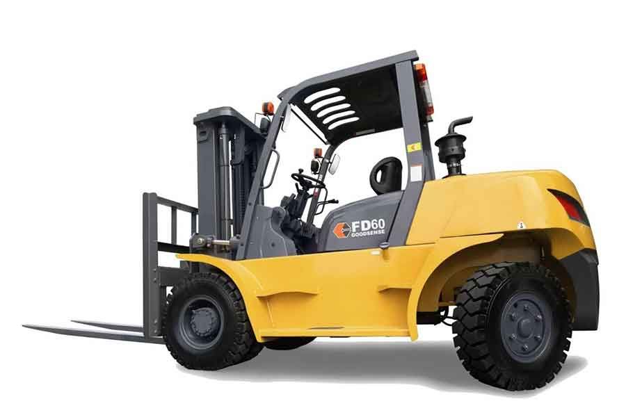 Дизельный погрузчик GOODSENSE FD60 с усиленной рамой и высокой проходимостью, предназначенный для работы с тяжёлыми грузами на стройплощадках и промышленных объектах.