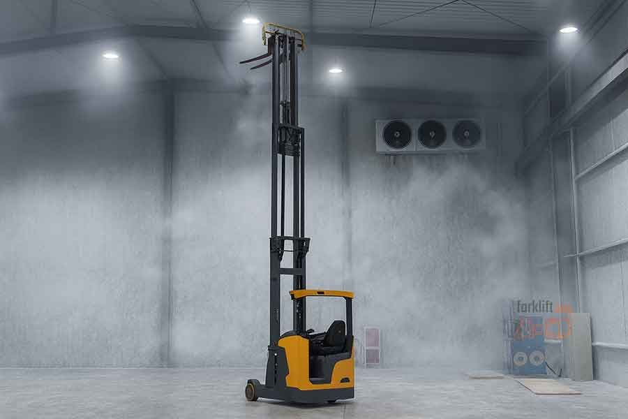 Ричтрак в морозильном складе с высокой мачтой, расположенный на фоне охлаждаемой стены с промышленными вентиляторами; пространство заполнено холодным туманом, подчеркивающим работу холодильной системы