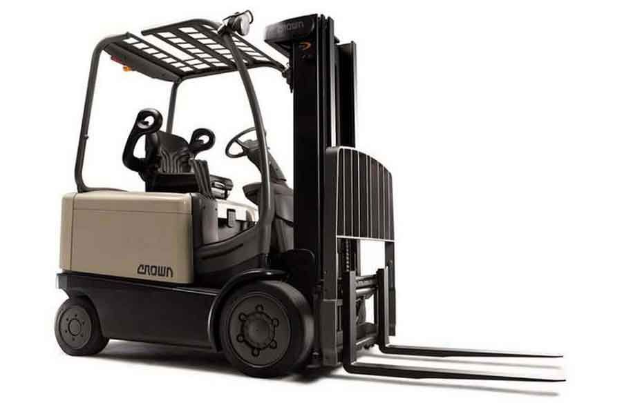 Электрический вилочный погрузчик Crown FC серии, маневренная модель премиум-класса с усиленной мачтой и эргономичным рабочим местом оператора для складов с высокой интенсивностью работ.