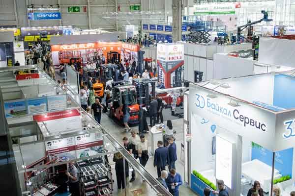 Переговоры специалистов на стенде оборудования для склада на выставке Logistika Expo