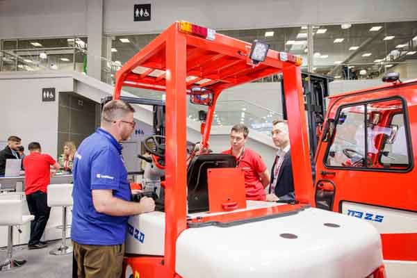 Logistika Expo 2026 в Крокус Экспо, демонстрация вилочного  погрузчика Силант на стенде участника