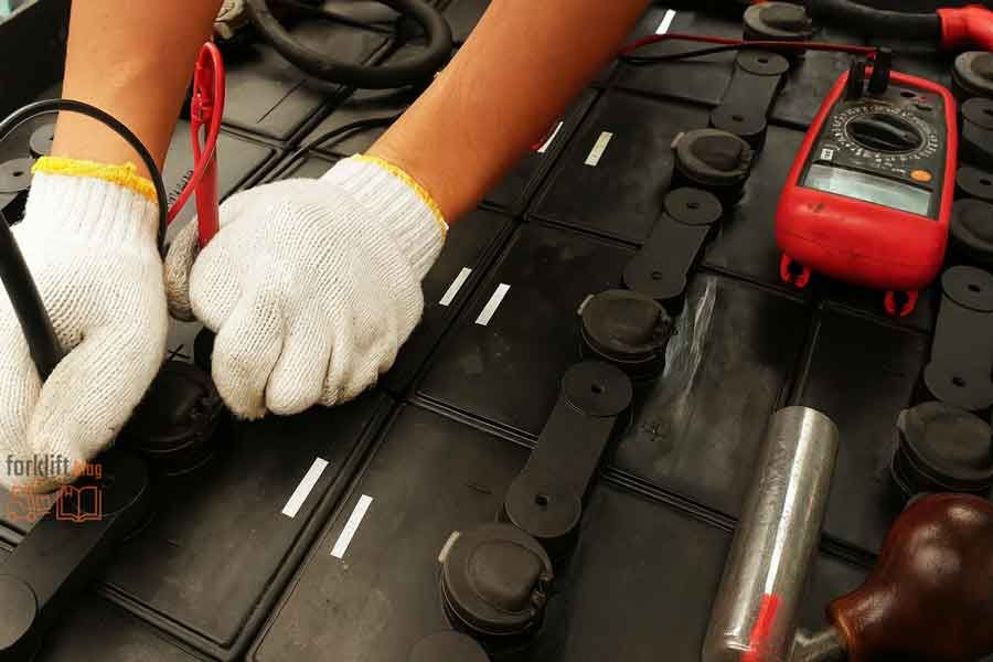 Обслуживание тяговой аккумуляторной батареи с профессиональной диагностикой — проверка элементов АКБ для продления срока службы погрузочной техники.