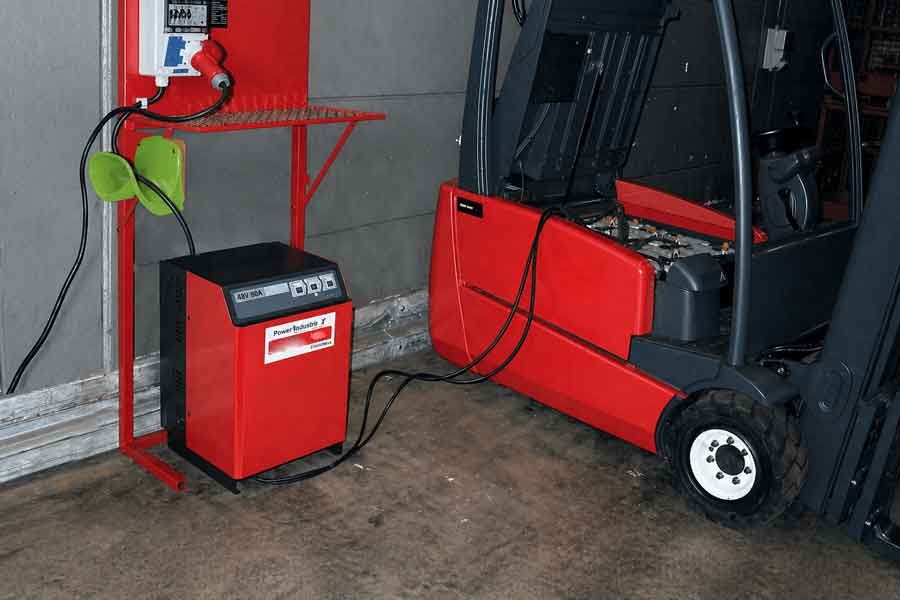 Зарядка аккумулятора вилочного погрузчика большим током через промышленное зарядное устройство — риски перегрева и ускоренного износа батареи
