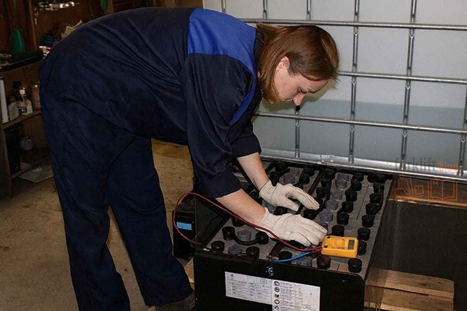 Различия в обслуживании аккумуляторов: ключевые требования к свинцово-кислотным, AGM и литий-ионным системам