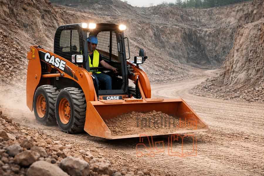 Мини-погрузчик CASE SR130B с бортовым поворотом выполняет земляные работы на строительной площадке