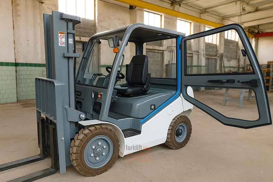 Электропогрузчик SHANN 35 с открытой дверью кабины, стоящий внутри светлого промышленного помещения