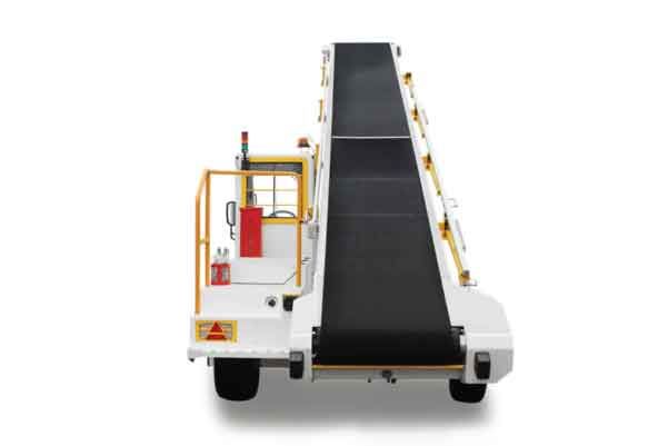 Ленточный конвейер TCF BLB80 для аэропорта при разгрузке чемоданов и грузов возле самолёта