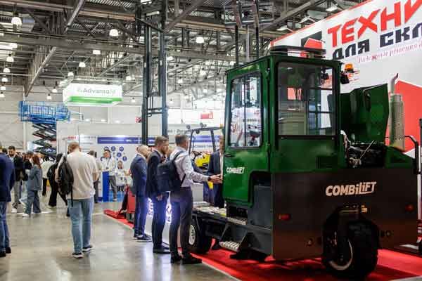 Посетители у стенда спецтехники Combilift на международной выставке Logistika Expo в Москве