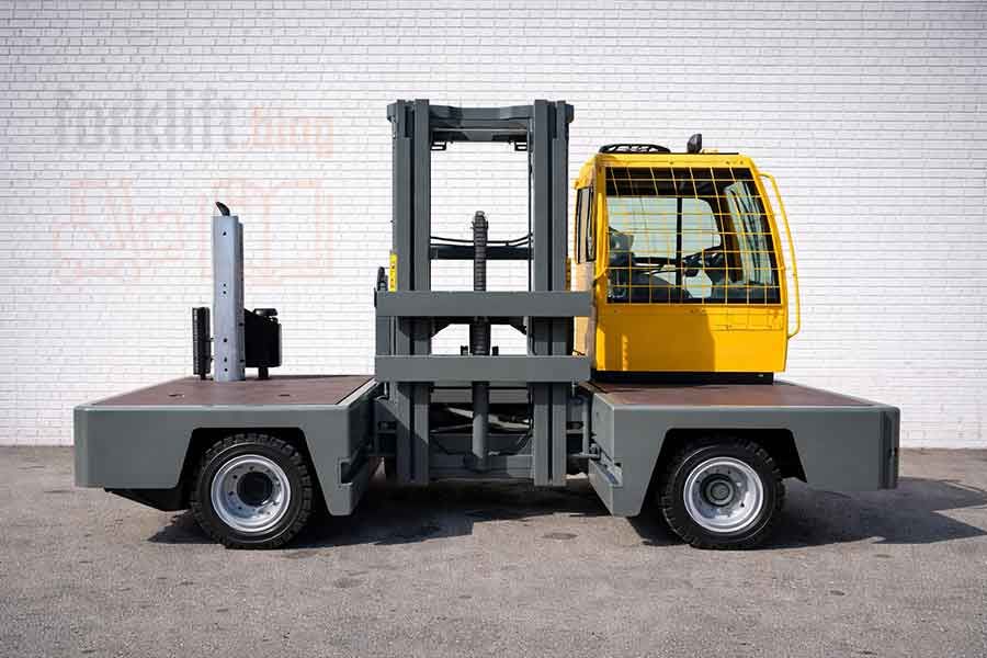 Боковой погрузчик BAUMANN HX 40 перемещает длинные пиломатериалы на открытой площадке, складская техника для длинномеров и узких проходов