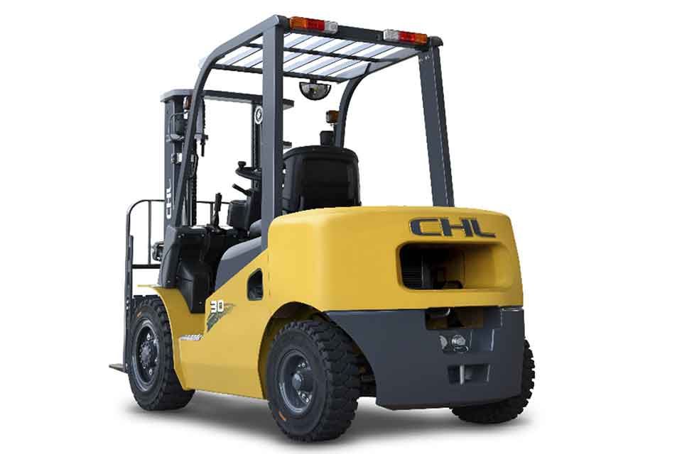 Дизельный погрузчик CHL CPCD30 в производственном помещении