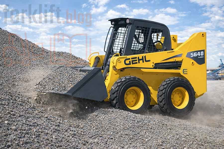 Колёсный мини-погрузчик Gehl при разработке грунта — надежная техника для карьеров, строительства и интенсивных земляных работ.